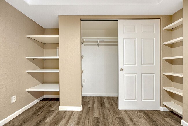 Building Photo - 1 bedroom, 1 bathroom Apartment