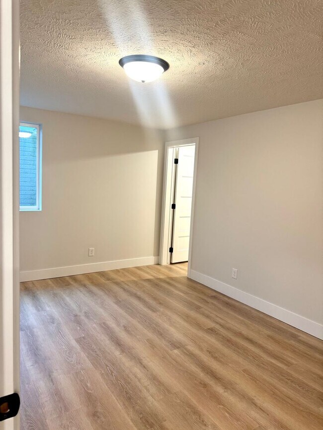 Building Photo - Spacious Ranch Home  5 Bedrooms  3 Bathrooms  3,163 Finished Sq Ft