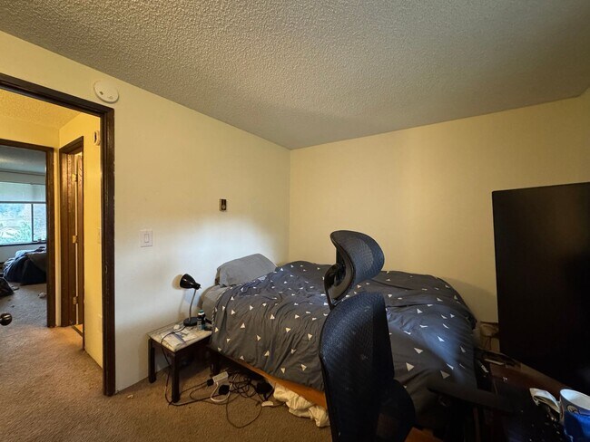 Building Photo - 2 Bedroom 1.5 Bath Townhouse near WWU and Fairhaven w/ Attached Garage