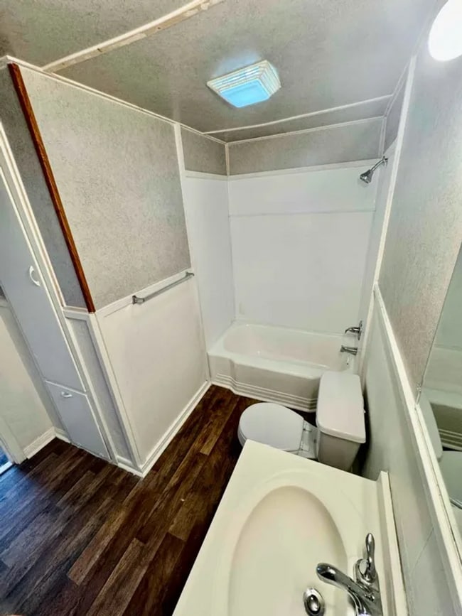 Building Photo - 4265 Woodlawn Ave