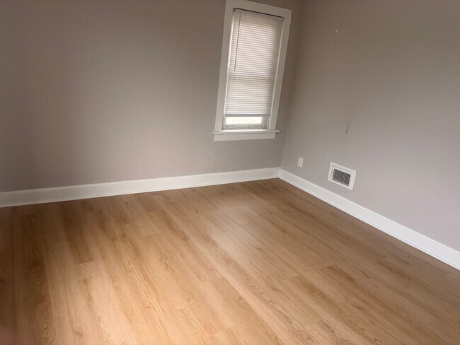 Building Photo - Newly Updated 2-Bedroom, 1 bath | Modern Finishes | $1,250/Month