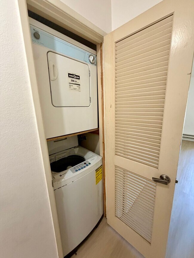 Building Photo - Prime Location! 2 Bedroom 2 Bath !