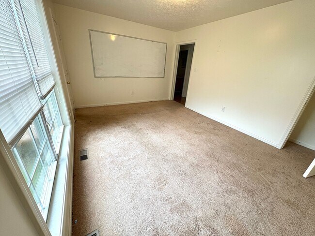 Building Photo - Roanoke St