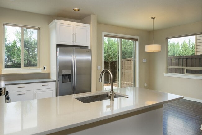 Building Photo - New listing!  Modern, A/C, Washer & Dryer included!