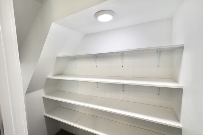 Building Photo - 902 Montana St