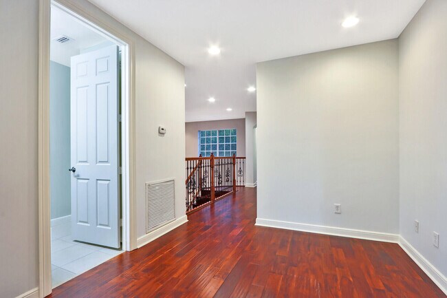 Building Photo - 1904 Flower Dr