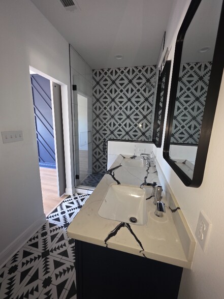 Building Photo - 2431 Franklin Ave