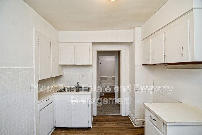 Building Photo - 1328 Struble Ave NE