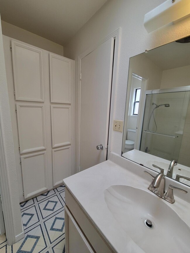 Building Photo - 7716 Iroquois Dr