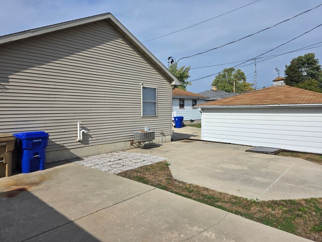 Building Photo - Southside Kenosha 4 bedroom