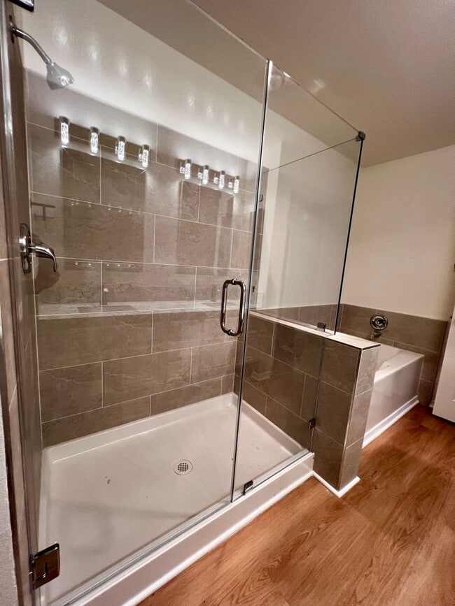 Building Photo - Beautiful remodeled 1 Bed one Bath in  Nor...