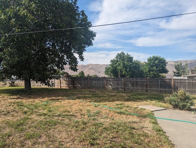 Building Photo - Spacious Clarkston 3 bed/2 Bath Pet-friendly House with Large Fenced Backyard