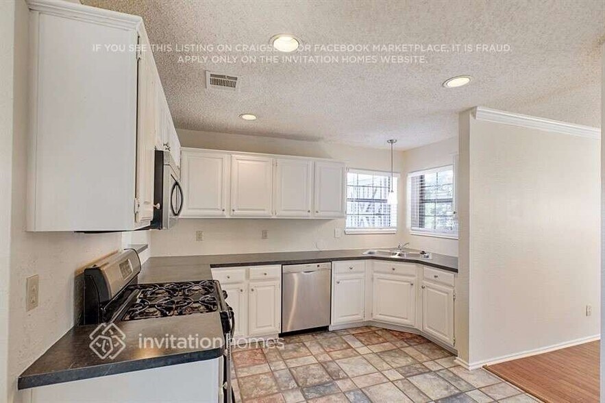 Building Photo - 727 Autumn Oaks Dr