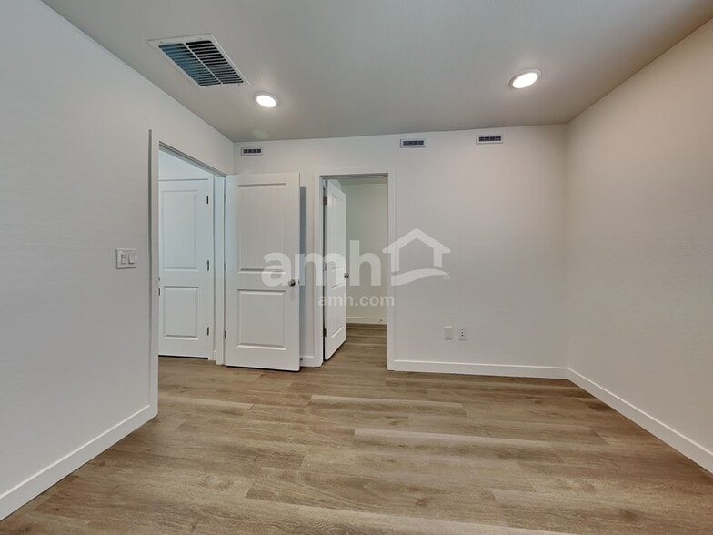 Building Photo - 9721 W Tamarisk Ave