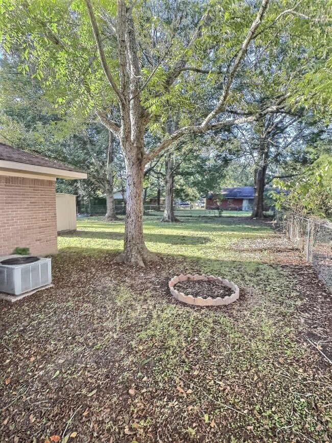 Building Photo - 302 Hunter Dr