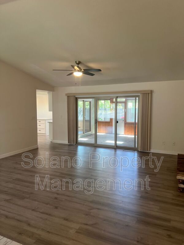 Building Photo - 142 Hillview Dr