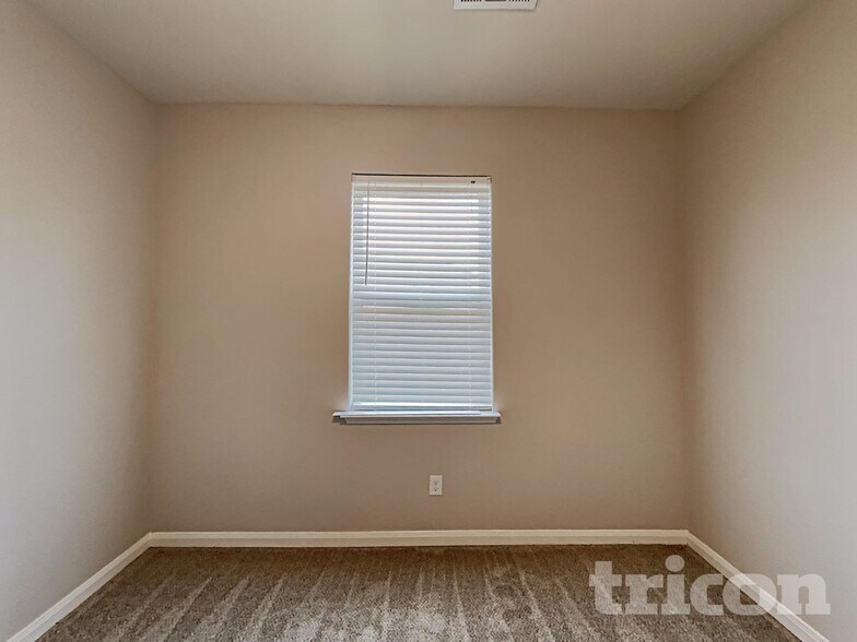 Building Photo - 2312 Redbud Dr