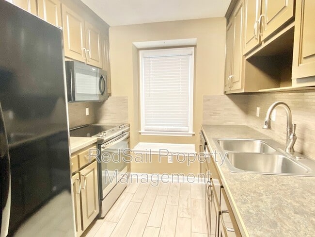 Building Photo - 211 Crestwood Ct