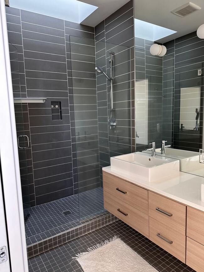 Building Photo - 3 Bedroom 3.5 Bath River Views - Walk to Old Mill