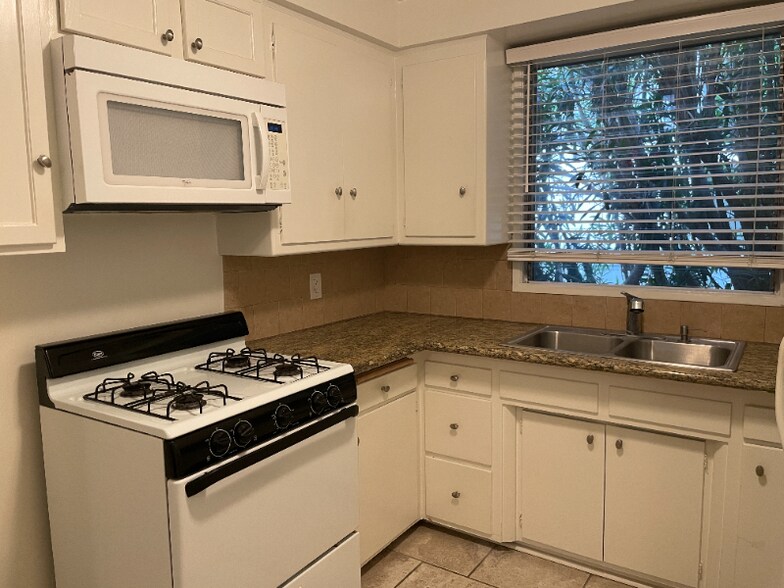 Primary Photo - 1122 S Clark Dr