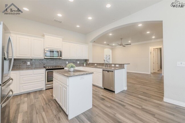 Building Photo - 4938 Spring Hill Dr