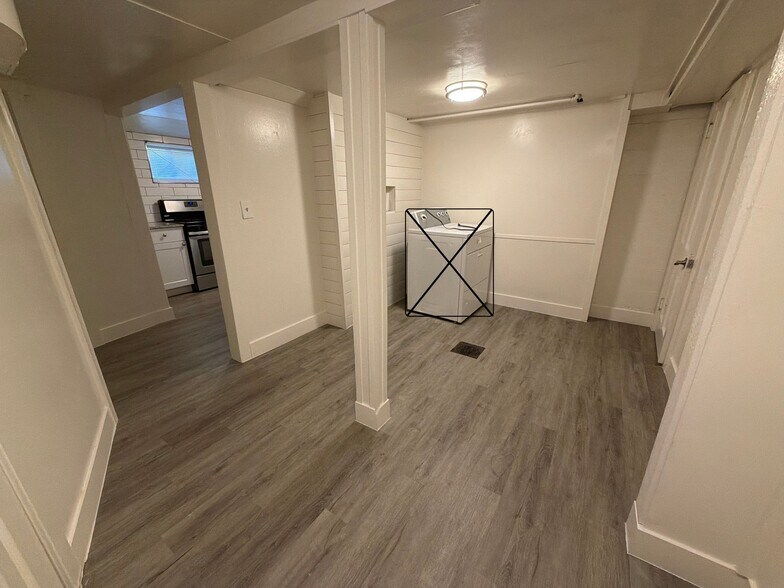 Building Photo - 914 3rd Ave