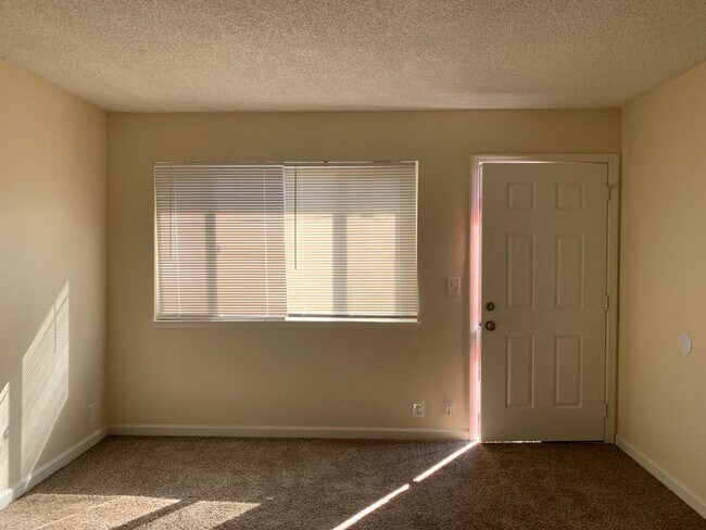 Building Photo - 514 N Locust St