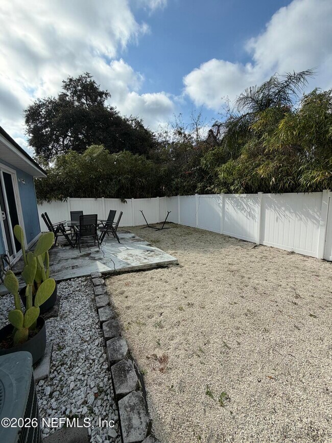 Building Photo - 286 Main St