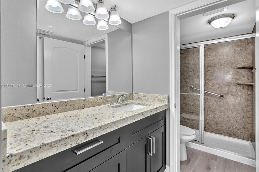 Building Photo - 2811 N Oakland Forest Dr