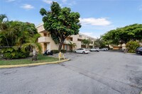 Building Photo - 9371 Fontainebleau Blvd
