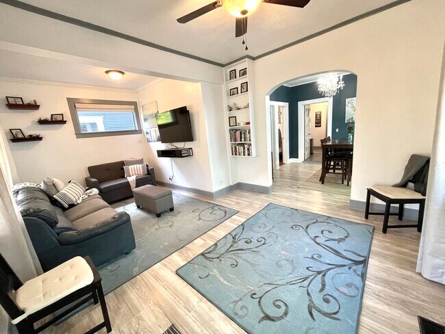 Building Photo - 313 NE Stanton St