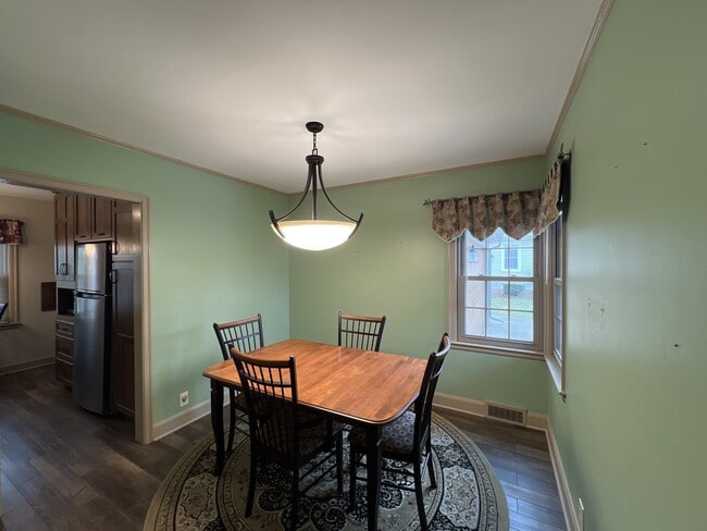 Building Photo - 1131 Colonial Dr E