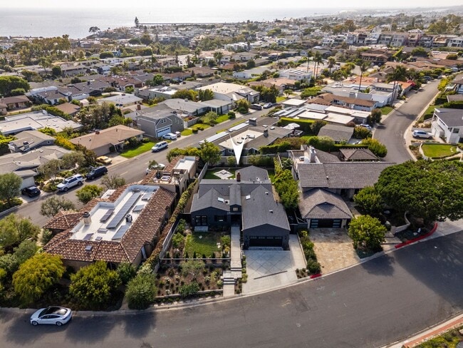 Building Photo - Stunning Single Family Home in the Heart o...