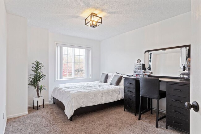 Building Photo - Great 2 bedroom, 1.5 bathroom Townhome in ...