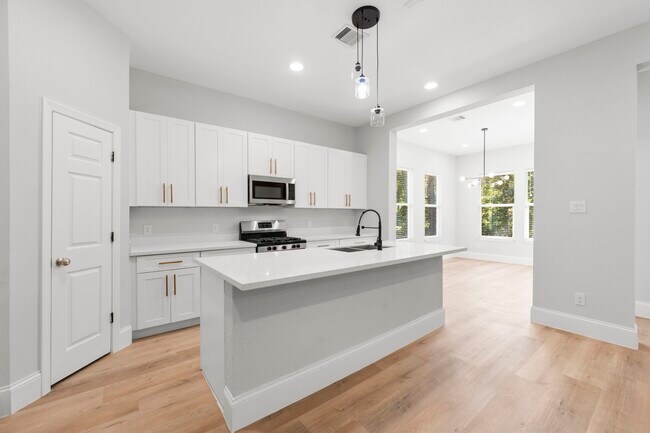 Building Photo - 3532 White Oak Point Dr