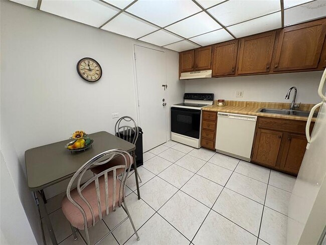 Building Photo - 3750 Inverrary Dr