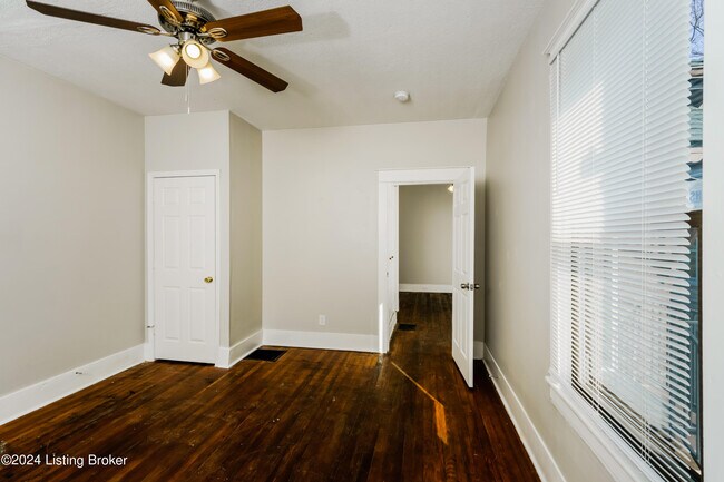 Building Photo - 2133 W Lee St