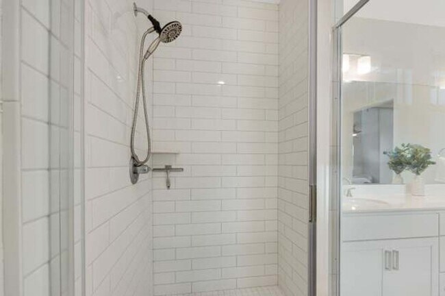 Building Photo - Beautiful, light filled home with EV charger, cozy backyard, very convenient SWSR location