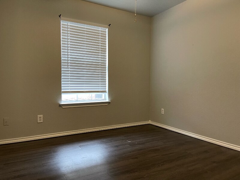 Building Photo - 502 N Sewell Dr