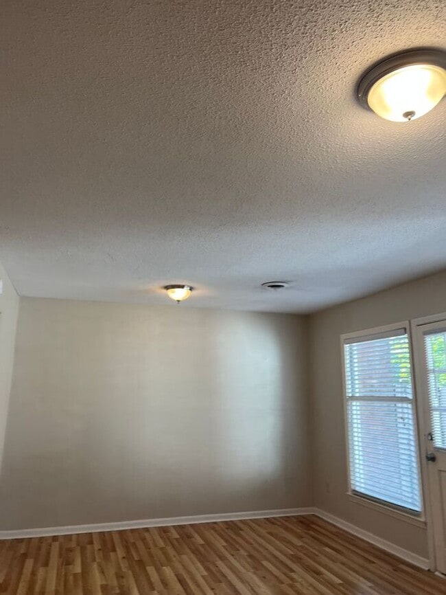 Building Photo - 6-7 month lease term!!! Popular town home ...