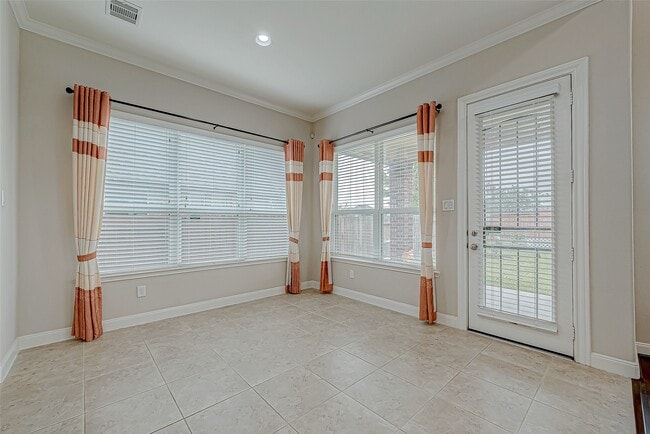 Building Photo - 25719 Oakwood Knoll Dr