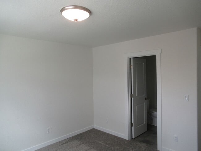 Building Photo - Brand New 3 bedroom Duplex