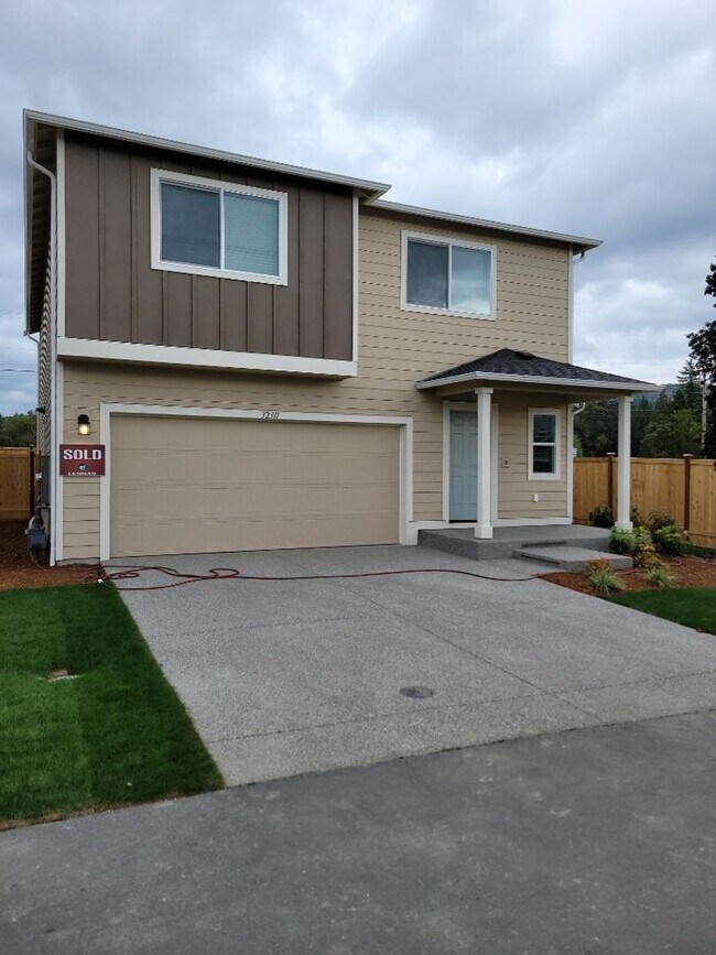 Primary Photo - 4 Bed Plus Den in Sultan's New Daisy Crossing