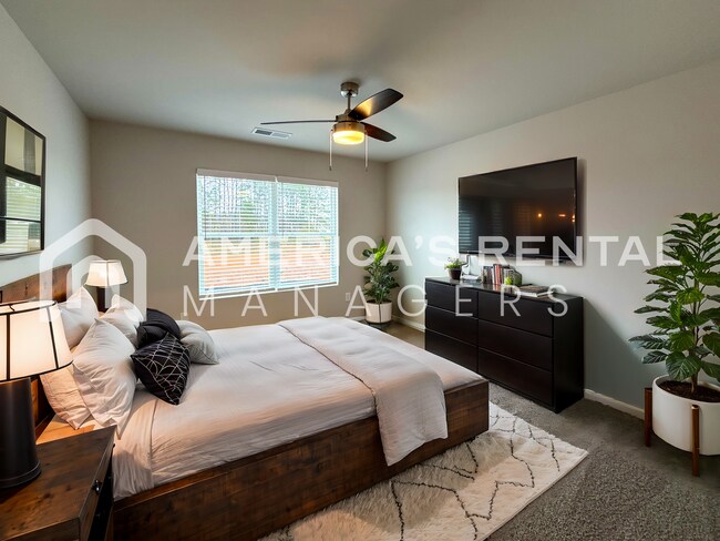 Building Photo - Escape to Lakeside Living in Lincoln! Available to View Now!!!