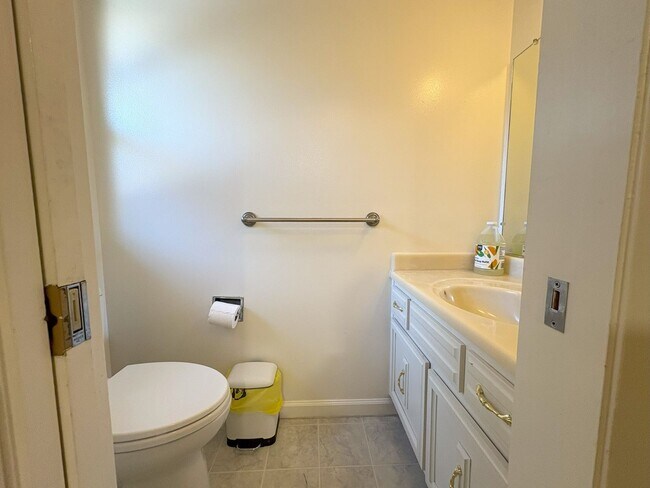 Building Photo - Beautifully Updated 3-Bedroom Townhome in ...