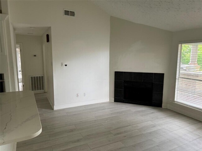 Building Photo - 3723 Westmeadow Dr