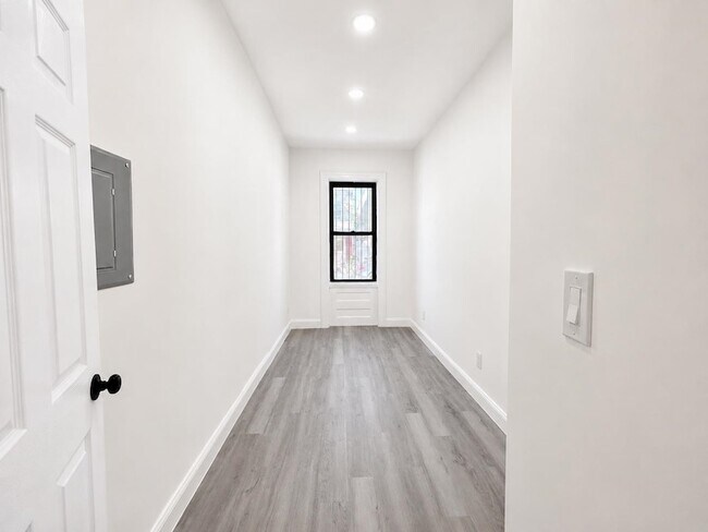 Building Photo - 428 56th St