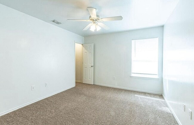 Building Photo - Private 3 Bedroom 3 Bath