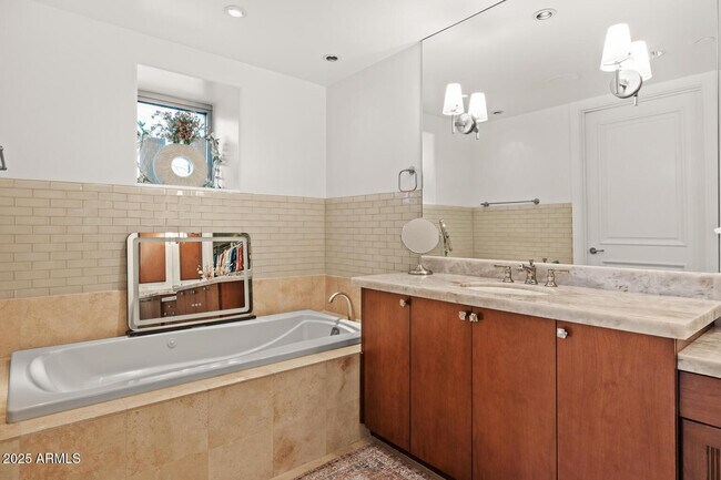 Building Photo - 2402 E Esplanade Ln