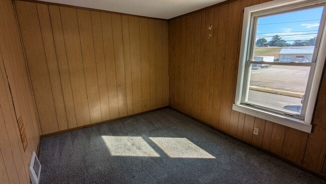 Building Photo - Charming 2-bedroom, 1-bathroom home locate...